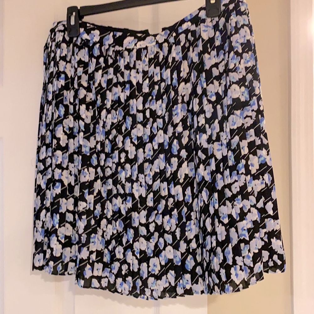 Pleated, flowy, lined, zipper